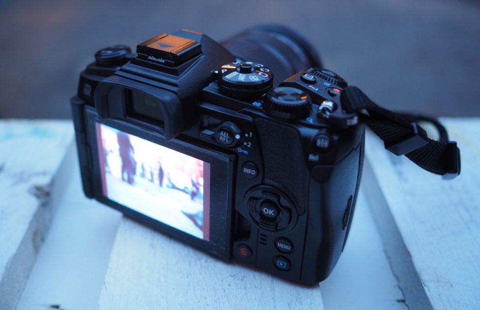 Staffa A L Con Sgancio Rapido Per Olympus OM-D E-M1 II – Compatibile ARCA-Swiss E RRS, In Alluminio CNC