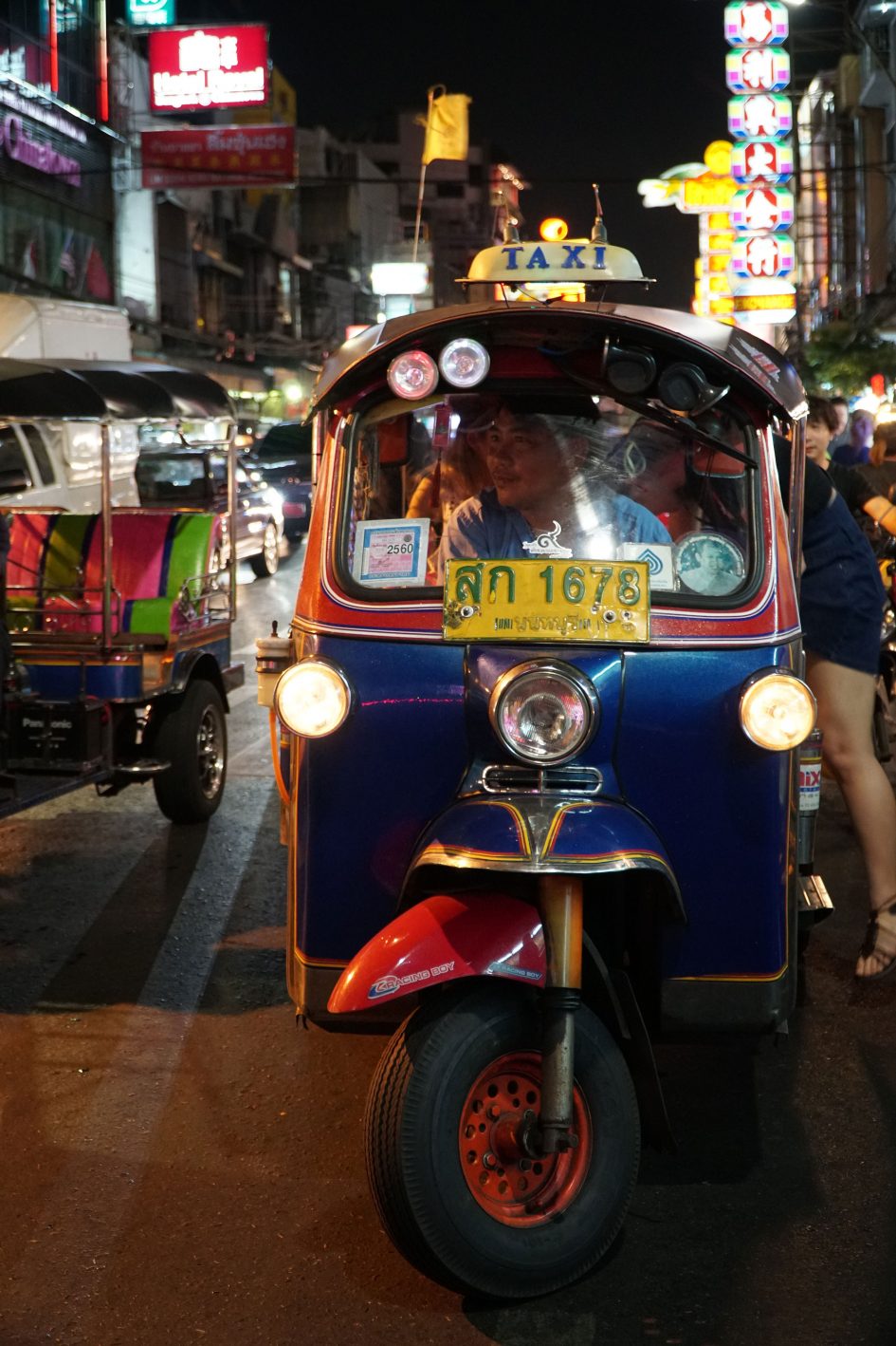 bangkok-chinatown-tuk-tuk-leaving