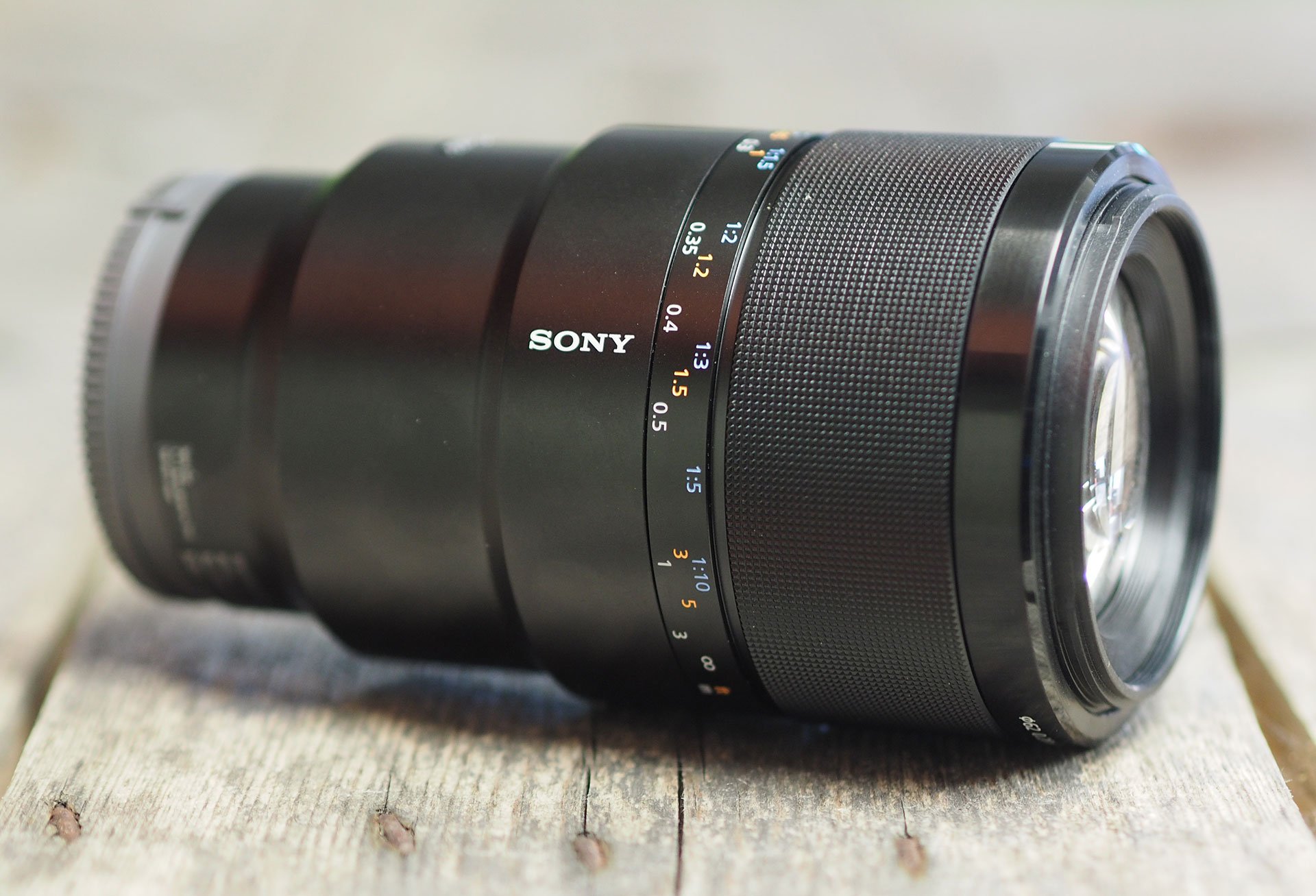 Sony-fe-90mm-f2-8-macro-hero3