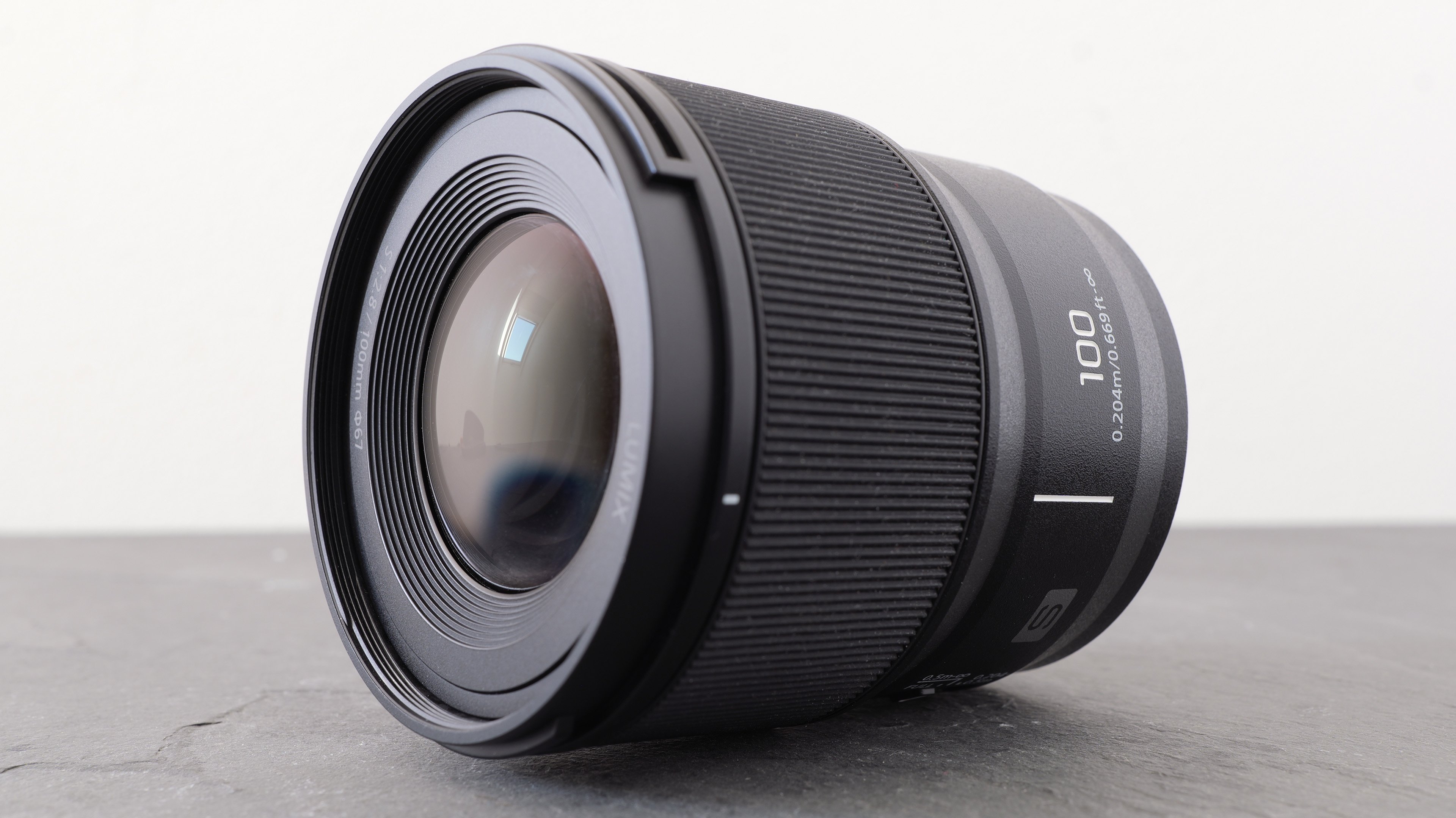panasonic-lumix-s-100mm-f2-8-