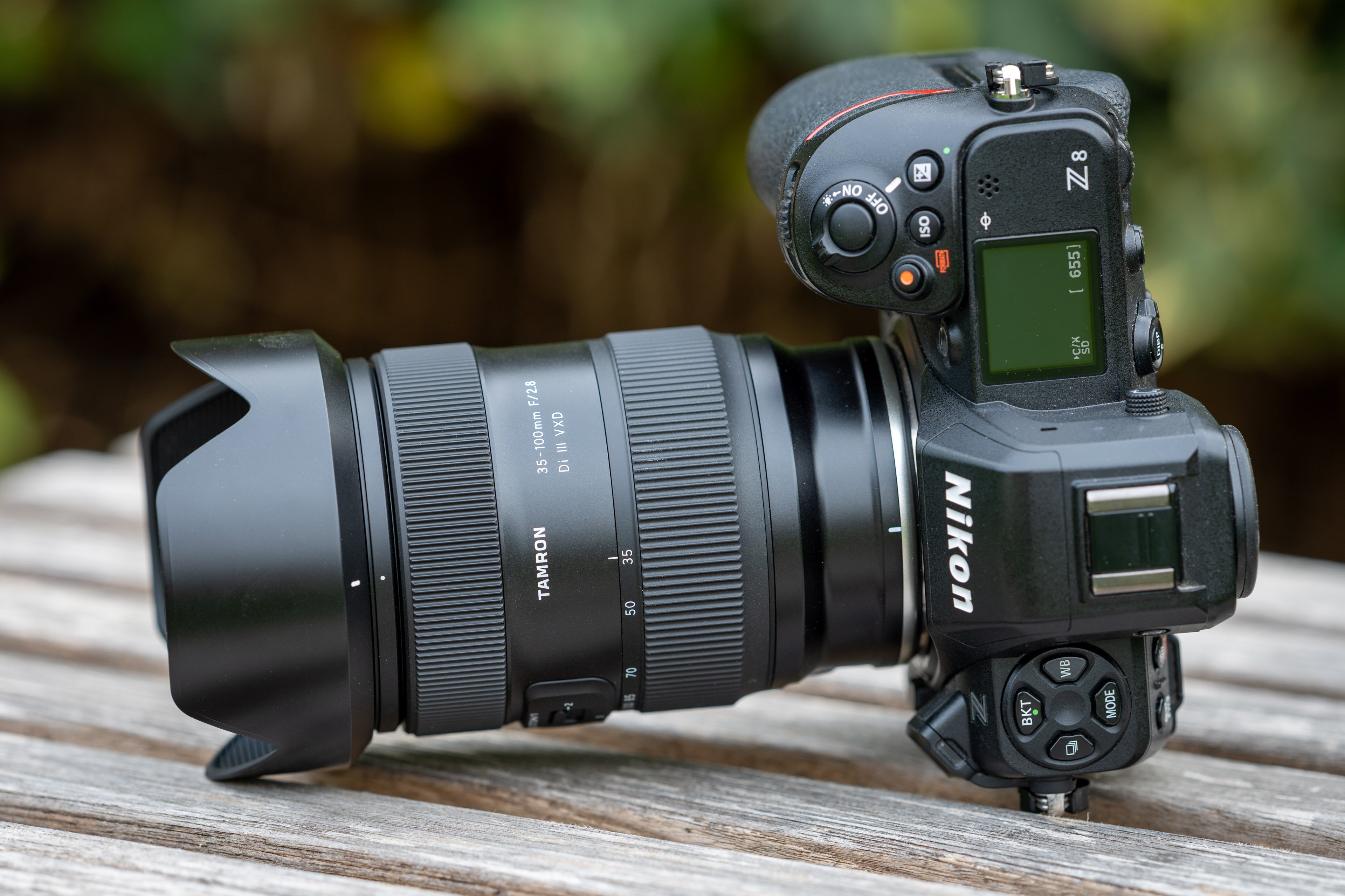 Tamron 35-100mm f/2.8 с блендой Внешний вид Tamron 35-100mm f/2.8 Di III VXD с блендой