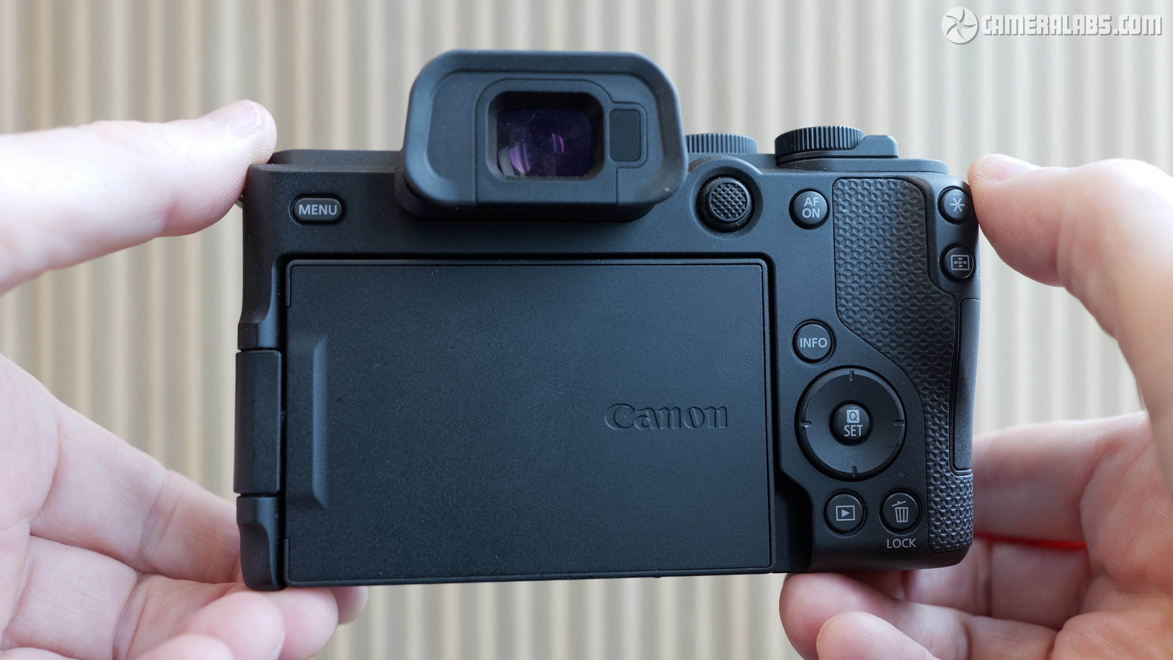 Новый дизайн корпуса Canon EOS R8 Mark II Вид спереди на новый угловатый корпус Canon EOS R8 Mark II