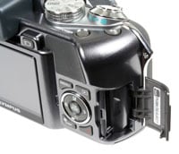 Olympus SP-550UZ card slot